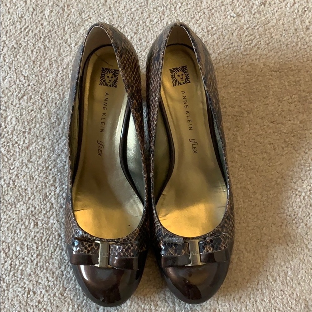 Anne Klein flex snakeskin design heels
